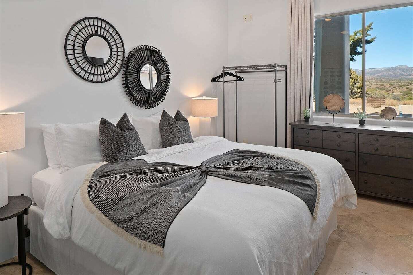 6 bedrooms, desk, iron/ironing board, travel crib