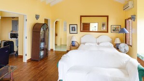 Ein Schlafzimmer mit einem großen Bett, einem Schreibtisch und einem Kleiderschrank.
