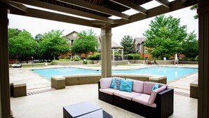 Un espacio al aire libre con piscina, un sofá y una mesa.
