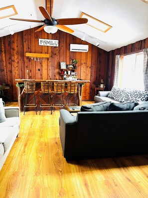 Een smart-tv, een open haard, videogames en een dvd-speler