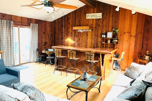 Spacious living room with a large bar for entertaining!