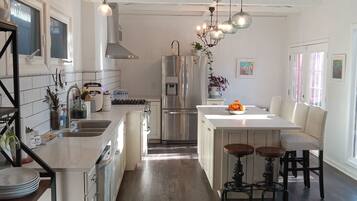 Microondas, horno, placa de cocina, lavavajillas