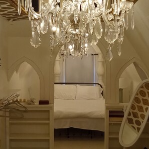 8 soverom, skrivebord, wi-fi og sengetøy