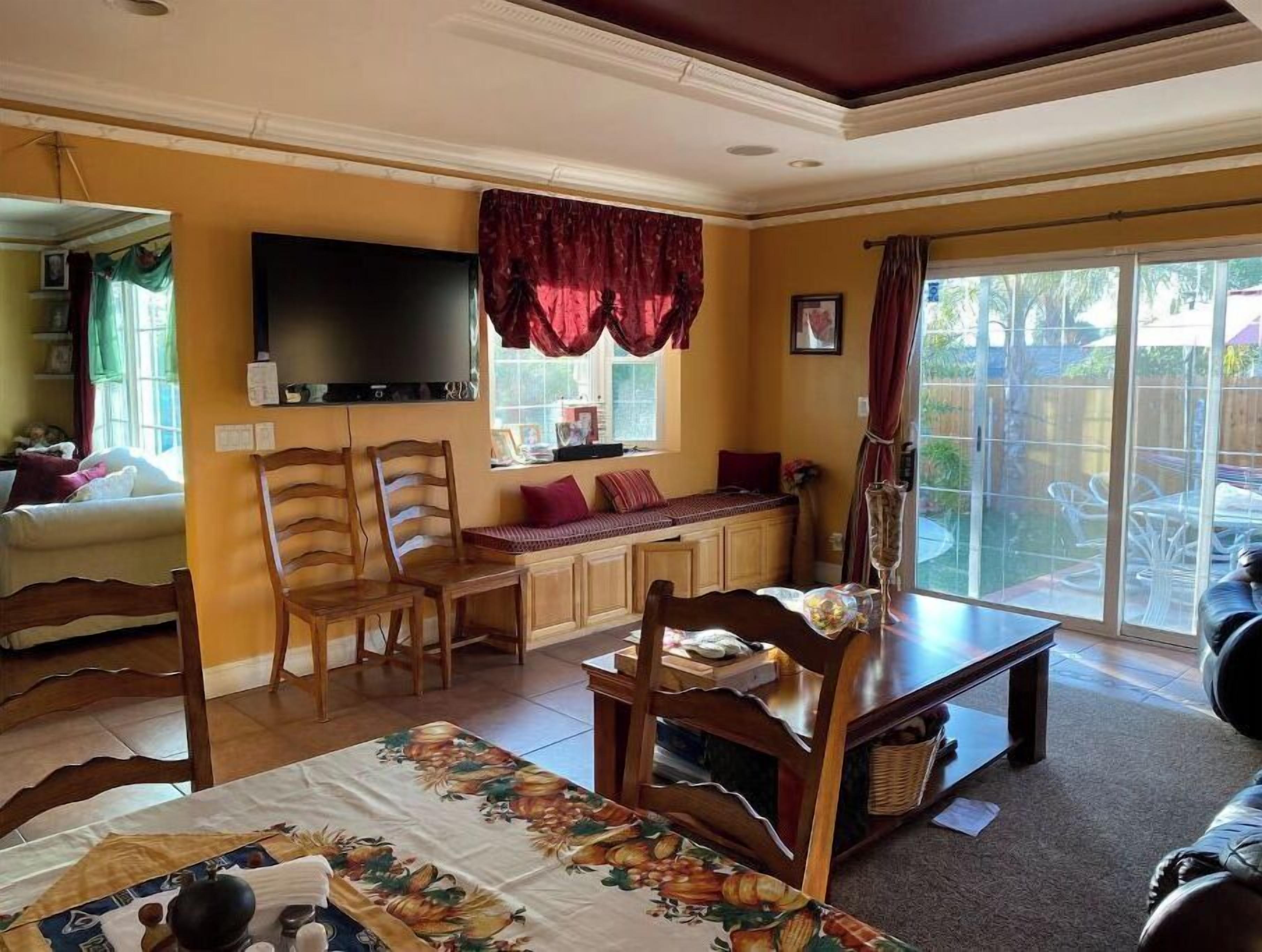 Een smart-tv, een dvd-speler, boeken en een computerscherm