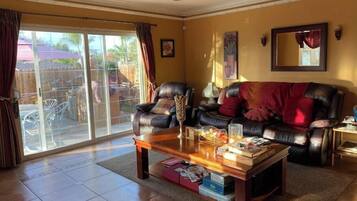 Een smart-tv, een dvd-speler, boeken en een computerscherm