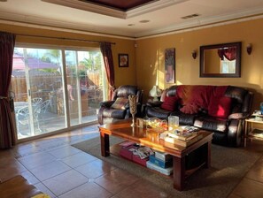 Een smart-tv, een dvd-speler, boeken en een computerscherm