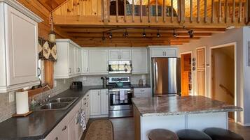 KylskÄp, mikrovÄgsugn, ugn och spishÀll