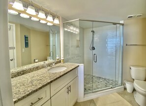 Een douche, een haardroger, handdoeken, zeep