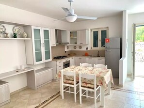 Frigorifero, forno, piano cottura, lavastoviglie