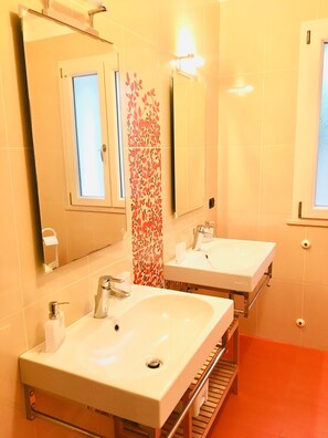 Dusche, Haartrockner, Bidet, Handtücher