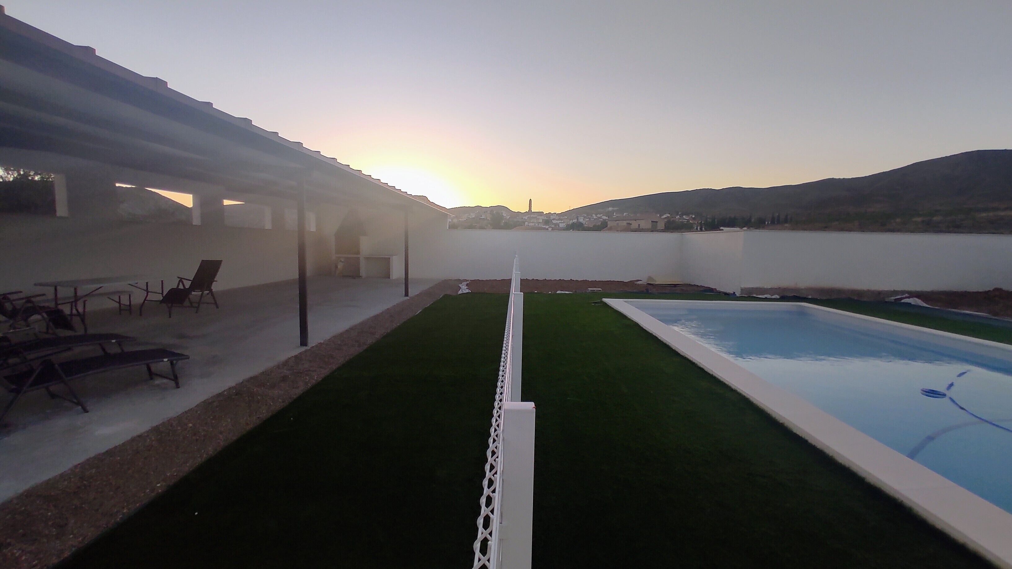 Una piscina al aire libre