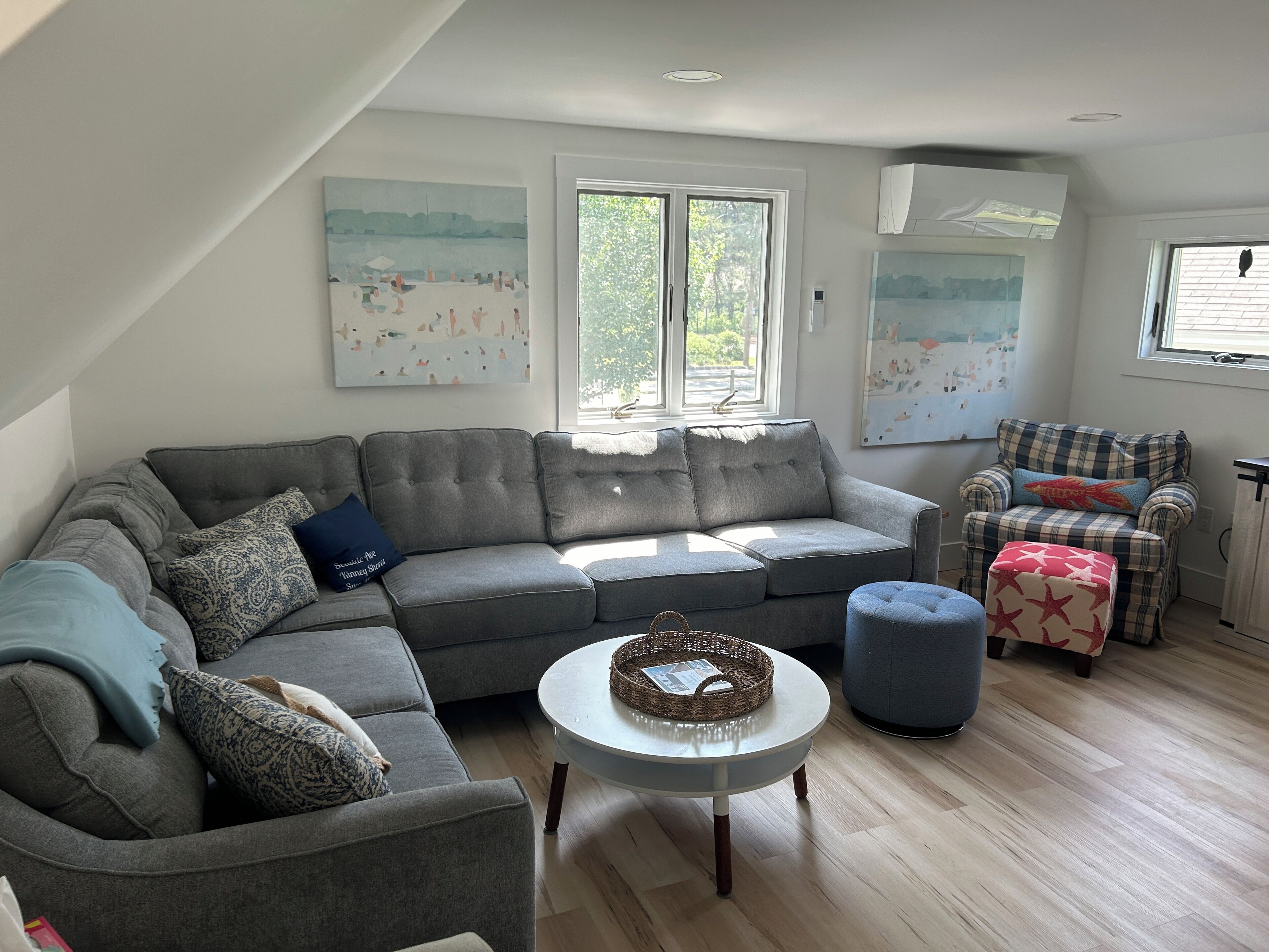 Cozy beach apartment steps from the ocean, Kinney Shores, ME.  Newly renovated!