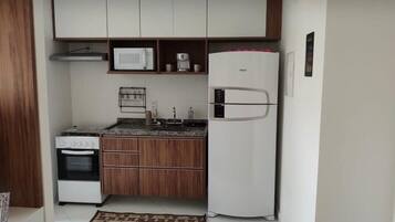 Geladeira, micro-ondas, fogão, cooktop