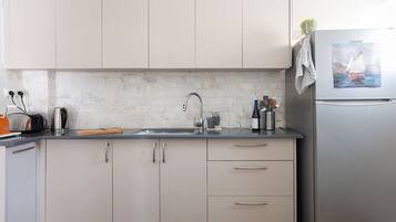 Fridge, oven, stovetop, dishwasher