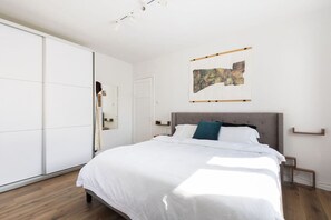 2 Schlafzimmer, Bügeleisen/Bügelbrett