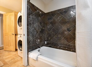 Hair dryer, towels - Outpost: Geranium 2613 (Wilson)