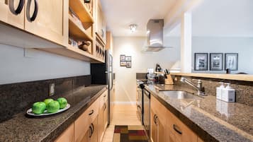 Een koelkast, een magnetron, een oven, een kookplaat