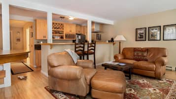 Een televisie en een open haard