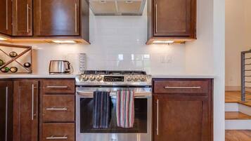 Coffee/tea maker, cookware/dishes/utensils