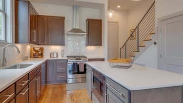 Coffee/tea maker, cookware/dishes/utensils