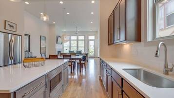 Coffee/tea maker, cookware/dishes/utensils