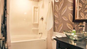Combined shower/tub, jetted tub, hair dryer, slippers