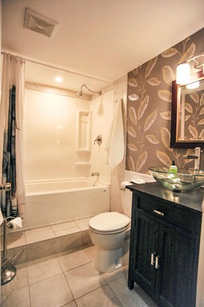 Combined shower/tub, jetted tub, hair dryer, slippers