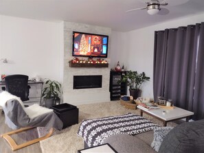 Smart TV, fireplace, foosball, books - Modern Rustic Home with WoodStove & Pool Table (Kemble)