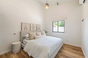 5 chambres, bureau, fer et planche à repasser, lit de bébé portatif