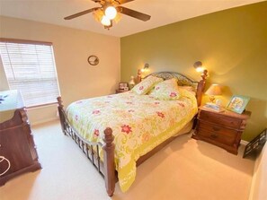 4 bedrooms, iron/ironing board, travel crib, free WiFi - Beautiful waterfront home with heated pool and game room. (Davenport)