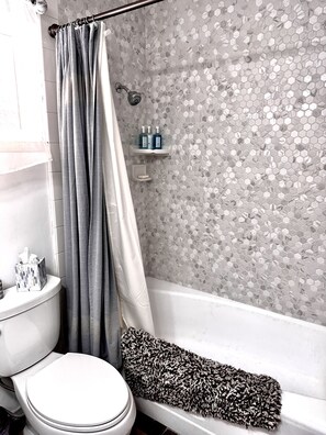 Combined shower/bathtub, hair dryer, towels, soap