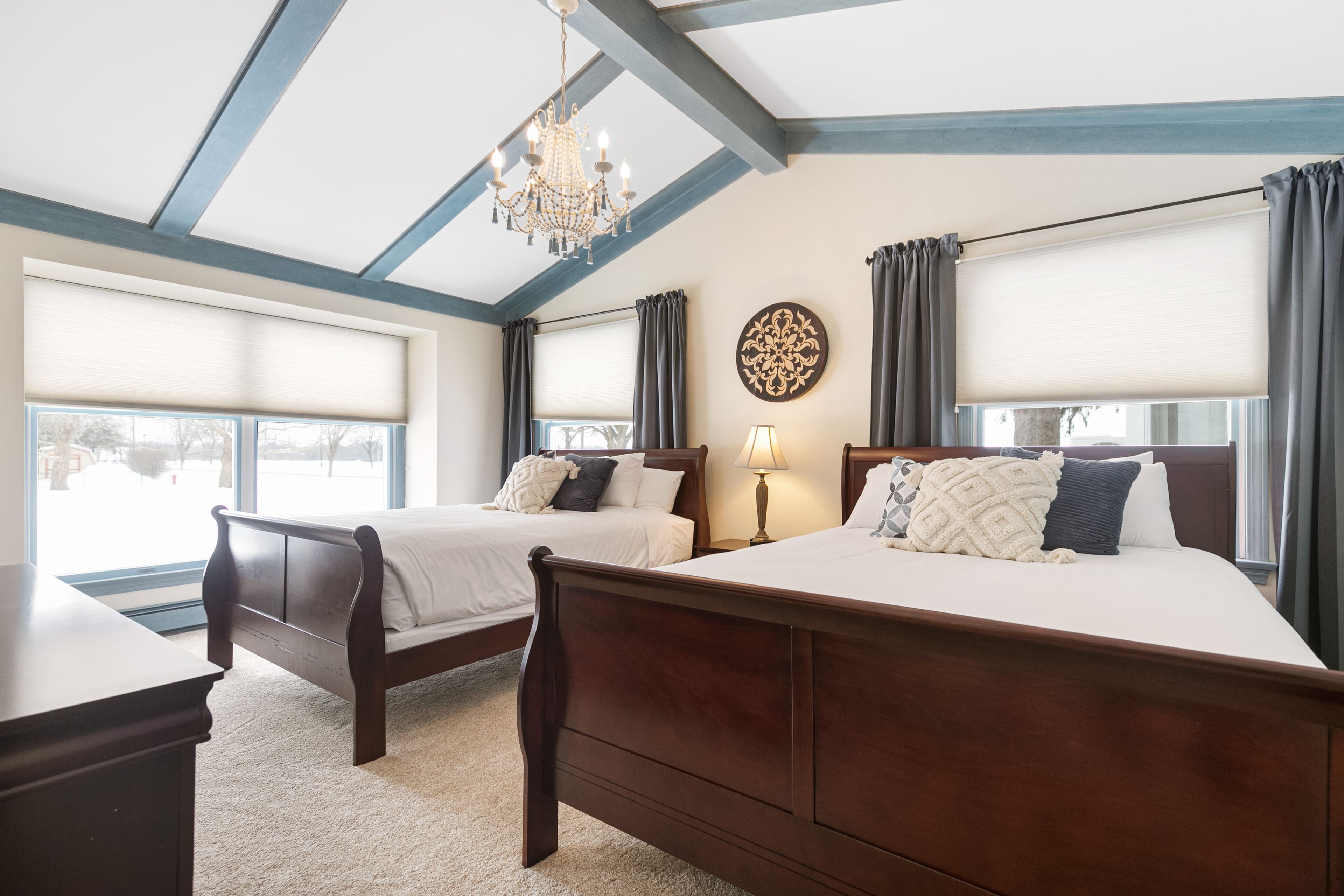 5 bedrooms, desk, iron/ironing board, travel cot