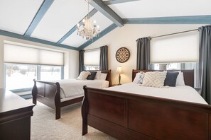 5 makuuhuonetta, työpöytä, silitysrauta/-lauta, vauvan matkasänky