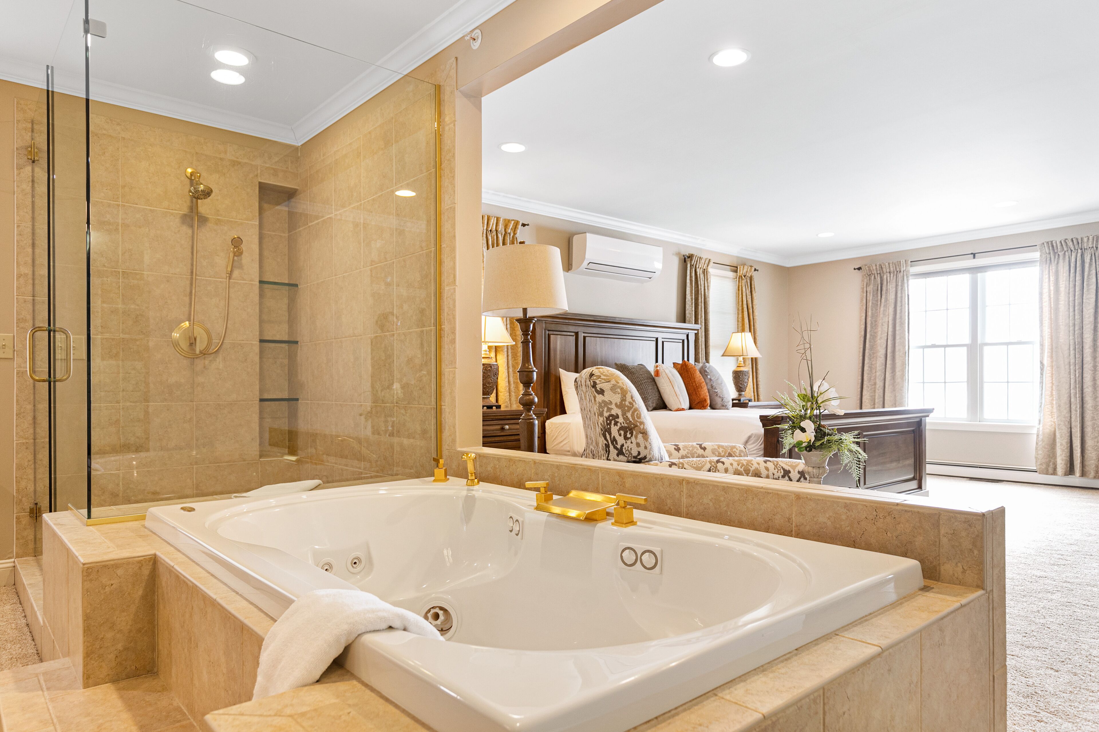Ensemble douche/baignoire, baignoire à jets, sèche-cheveux