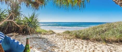 På stranden og solsenger