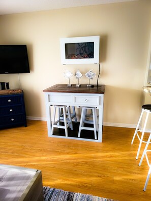 Interior - Top-3rd Floor Condo, minutes from Beach w/ Free Passes to local gym, no elevator (North Myrtle Beach)