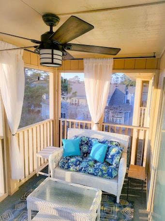 Smart TV, fireplace. Top-3rd Floor Condo, minutes from Beach w/ Free Passes to local gym, no elevator