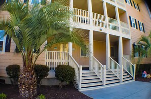 Exterior detail - Top-3rd Floor Condo, minutes from Beach w/ Free Passes to local gym, no elevator (North Myrtle Beach)