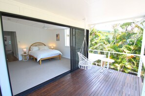 4 bedrooms, iron/ironing board, WiFi, bed sheets - Kokomo by the Beach (Toogoom)