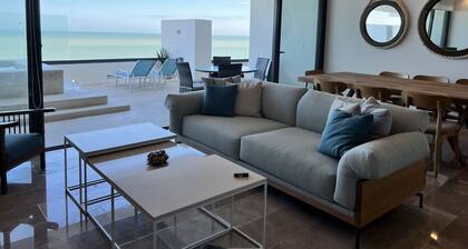 Luxury condo w/private jacuzzi and flamingo views