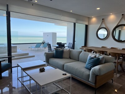 Luxury condo w/private jacuzzi and flamingo views