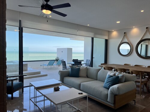 Luxury condo w/private jacuzzi and flamingo views