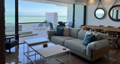 Luxury condo w/private jacuzzi and flamingo views