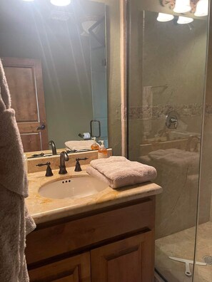 Douche, serviettes fournies, savon, papier de toilette