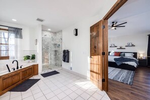 Combined shower/bathtub, hair dryer - Gorgeous Lake Home with Hot Tub - by MOA and MSP (Inver Grove Heights)