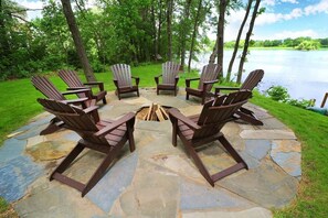 Property grounds - Gorgeous Lake Home with Hot Tub - by MOA and MSP (Inver Grove Heights)