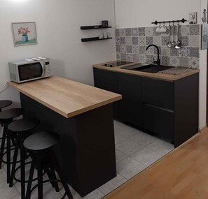 Réfrigérateur, four à micro-ondes, un four, surface de cuisson