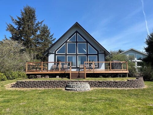 Bright Cheery House w/ outlet for EV Charge, fire pit, close to beach & trails 