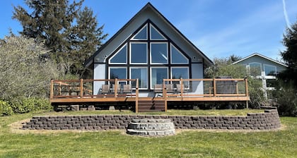 Bright Cheery House w/ outlet for EV Charge, fire pit, close to beach & trails