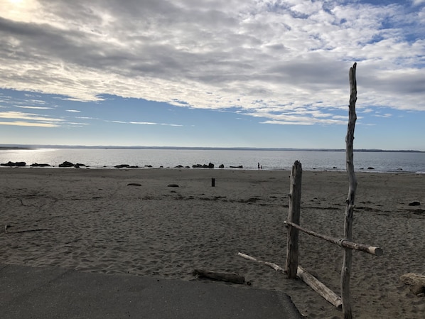 Beach nearby, sun-loungers, beach towels
